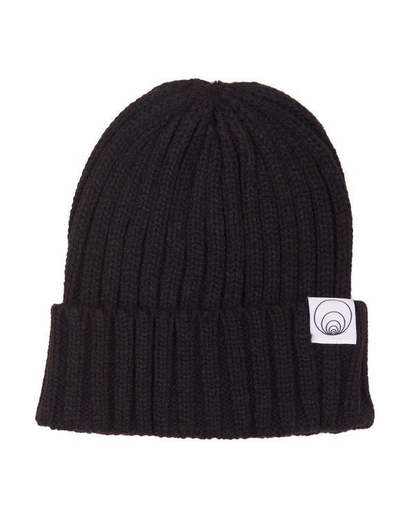 SUSTAINABLE CABLE KNIT BEANIE / BLACK