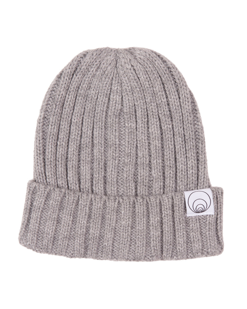 SUSTAINABLE CABLE KNIT BEANIE / GREY MÉLANGE
